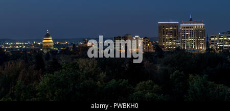 Teil der Boise Idaho Skyline mit dem Kapital, das Gebäude mit seiner Nacht leuchtet auf Stockfoto