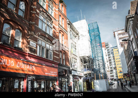 Zugenagelten und verlassenen Musik Shops auf Dänemark Straße, das ehemalige Haus der britischen Musikindustrie, und einmal als Tin Pan Alley, London, UK Stockfoto