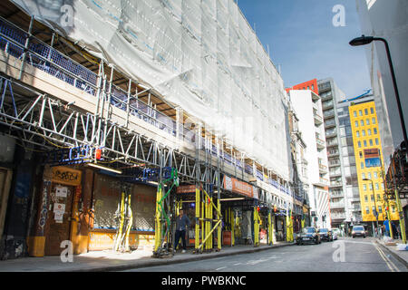 Zugenagelten und verlassenen Musik Shops auf Dänemark Straße, das ehemalige Haus der britischen Musikindustrie, und einmal als Tin Pan Alley, London, UK Stockfoto