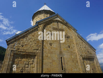 Ananuri Burganlage Klosterkirche mit drei geschnitzte Kreuze auf der Fassade Stockfoto