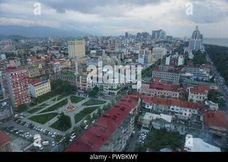 Batumi Skyline Stadtbild der Altstadt Park und mehrstöckigen Gebäuden und Meerblick Stockfoto