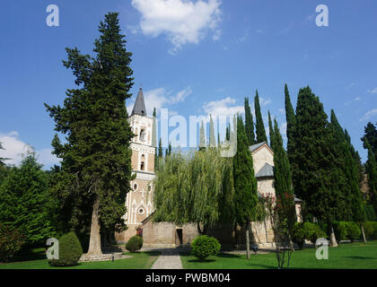 Bodbe Monastery Kirche in Garten mit Bäumen, Gras und abgeschnittene Hecken Stockfoto