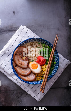 Japanische tonkotsu Ramen, Schweinefleisch Knochen Brühe Nudeln, kopieren. Stockfoto