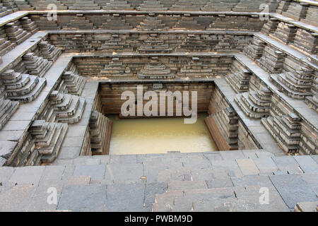 Die erstaunliche Architektur öffentliches Bad und Schritt gut um Royal Enclosure und Pushkarani in Hampi. In Indien genommen, August 2018. Stockfoto