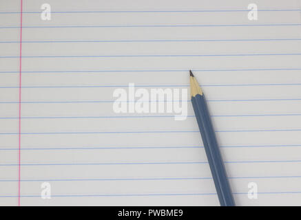Grauen Bleistift auf weißem Hintergrund, zurück zur Schule, Bildung Konzept. Close-up Stockfoto