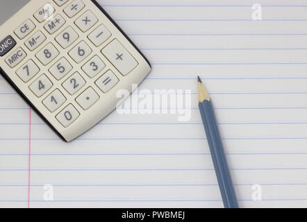 Close-up. Grauen Bleistift und Taschenrechner auf weißem Hintergrund, zurück zur Schule, Bildung Konzept Stockfoto