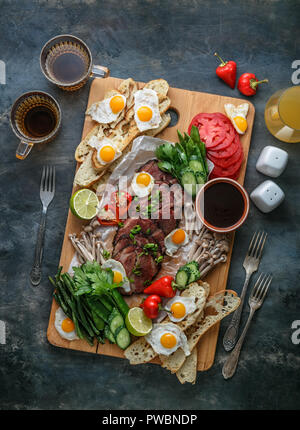 Abwechslungsreiches Frühstück Snacks auf Schneidebrett, Ansicht von oben kopieren. Stockfoto