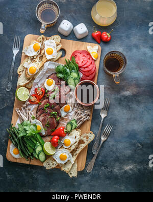 Abwechslungsreiches Frühstück Snacks auf Schneidebrett, Ansicht von oben kopieren. Stockfoto
