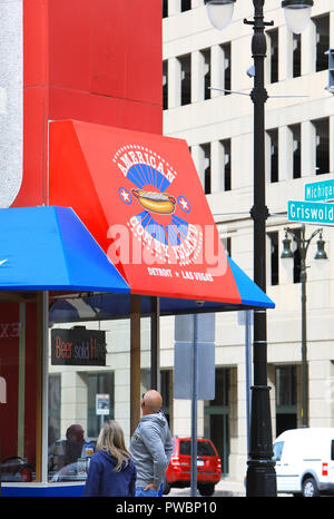 Die ursprünglichen zwei Coney Islands, griechisch-amerikanische Restaurants, in Detroit, das Coney Island Hot Dogs, serviert mit Chili, Zwiebeln und Senf, USA Stockfoto