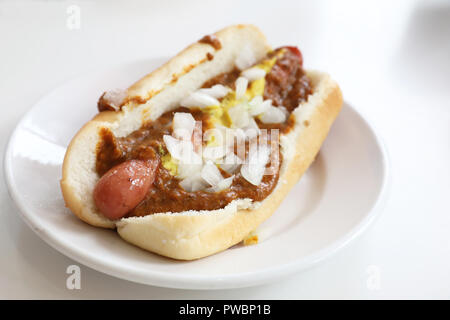 Die ursprünglichen zwei Coney Islands, griechisch-amerikanische Restaurants, in Detroit, das Coney Island Hot Dogs, serviert mit Chili, Zwiebeln und Senf, USA Stockfoto