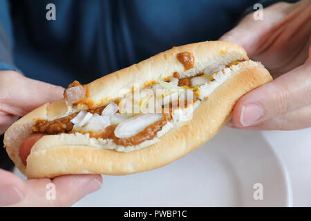 Die ursprünglichen zwei Coney Islands, griechisch-amerikanische Restaurants, in Detroit, das Coney Island Hot Dogs, serviert mit Chili, Zwiebeln und Senf, USA Stockfoto