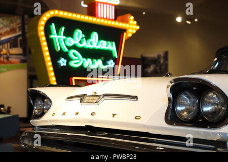 Die ikonischen Holiday Inn Zeichen in der historischen Henry Ford Museum in Dearborn in Detroit, Michigan, USA Stockfoto