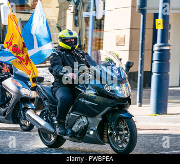 Schottische Unabhängigkeit ja Biker auf dem Weg nach Alle unter einem Banner AUOB Rally fügen, Holyrood Road, Edinburgh, Schottland, Großbritannien Stockfoto