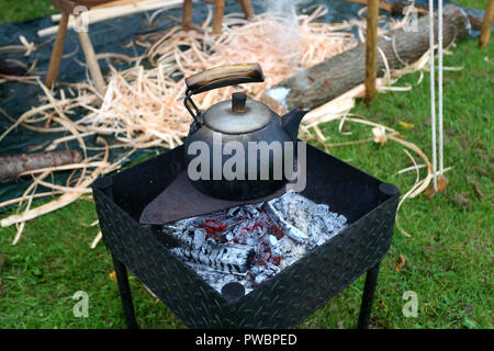 Retro altmodische Wasserkocher abgebildeten kochendes Wasser auf einem offenen Feuer in West Sussex, UK. Stockfoto