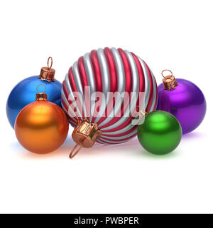 Bunte Weihnachtskugeln Gruppe Dekoration fünf glänzend. Silvester Flitter bunt, Winter Dekoration aufhängen Merry Xmas Verzierung tradition Stockfoto