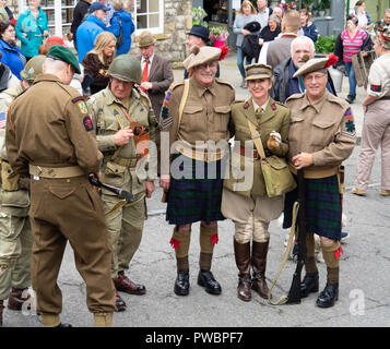 Oktober 2018 Männer und Frauen gekleidet als Soldaten im Zweiten Weltkrieg bei einem jährlichen Re-enactment in Pckering North Yorkshire Stockfoto