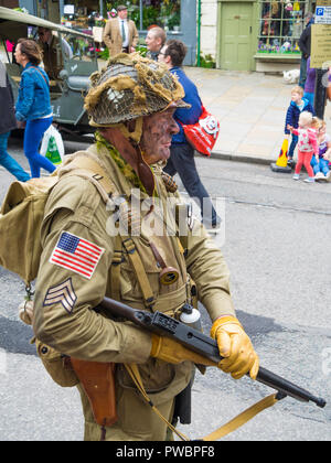 Oktober 2018 Ein Mann gekleidet wie ein amerikanischer GI Infanterist mit Gewehr und Granaten im Zweiten Weltkrieg bei einem jährlichen Re-enactment in Pckering North Yorkshire Stockfoto