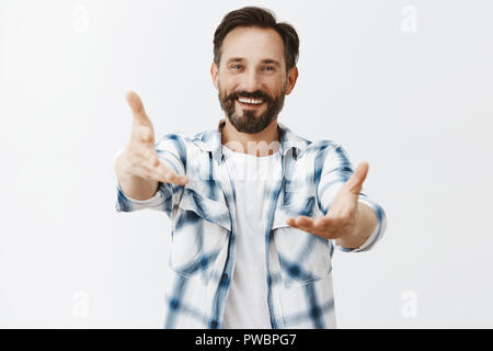 Nach Papa kommen. Portrait von freundlich aussehende Art und stattlichen Vater mit Bart und Schnurrbart, Palmen in Richtung Kamera Baby oder Umarmen jemanden zu nehmen, einladenden Frau auf Tanz mit charmanten Lächeln Stockfoto