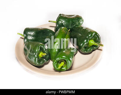 Verfahren zur PASILLA CHILIES schälen, um Chiles rellenos oder Rajas (ein mexikanisches Gericht vorzubereiten) Stockfoto