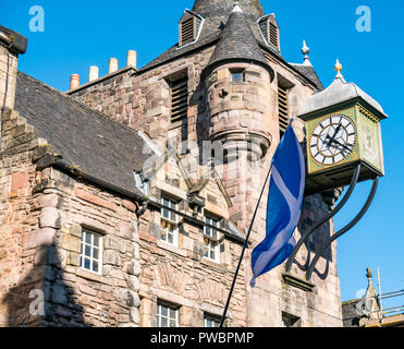 Mautuhr mit St. Andrew's Cross Saltire schottische Flagge während All Under One Banner Independence, Canongate, Royal Mile, Edinburgh, Schottland, U Stockfoto