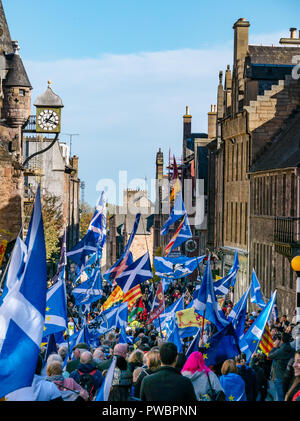 Menschen mit Nationalflaggen marschieren auf All Under One Banner AUOB Scottish Independence Canongate, Royal Mile, Edinburgh, Schottland, Großbritannien Stockfoto