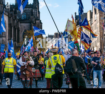 Menschen marschieren und wehenden Fahnen an Alle unter einem Banner AUOB schottische Unabhängigkeit März 2018, Royal Mile, Edinburgh, Schottland, Großbritannien Stockfoto