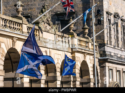 Saltire Fahnen auf Alle unter einem Banner schottische Unabhängigkeit März 2018 winken, City Chambers, Royal Mile, Edinburgh, Schottland, Großbritannien Stockfoto