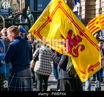 Menschen schwenkten Fahnen Alle unter einem Banner AUOB schottische Unabhängigkeit März 2018 fügen, Royal Mile, Edinburgh, Schottland, Großbritannien Stockfoto