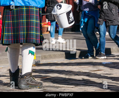 Mann im Kilt sammeln Spenden für Alle unter einem Banner AUOB schottische Unabhängigkeit März 2018, Royal Mile, Edinburgh, Schottland, Großbritannien Stockfoto