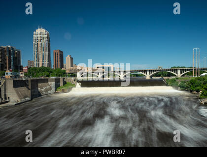 Strudel des Mississippi in der Innenstadt von Minneapolis im Sommer Stockfoto