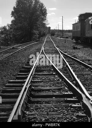 Schienen zum Fluchtpunkt in einem New Jersey Kurzstrecken-Eisenbahnhof. Stockfoto