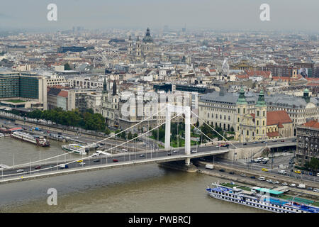 Budapest: Panoramablick auf die Elisabethbrücke und die Donau vom Gellért-Hügel. Ungarn Stockfoto