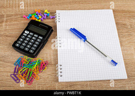 Zähler, Stift, Notebook, Büroklammern - Schul- und Bürobedarf auf hölzernen Hintergrund Stockfoto