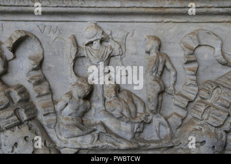 Italien. Pisa. Camposanto. Römischer Sarkophag. Die Gefangenen vor der Mann bewaffnet mit Schwert. Ca. 125. Stockfoto