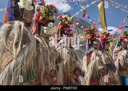 Arische (Brogpa) Frauen in Tracht, Biama Dorf, Ladakh, Indien Stockfoto