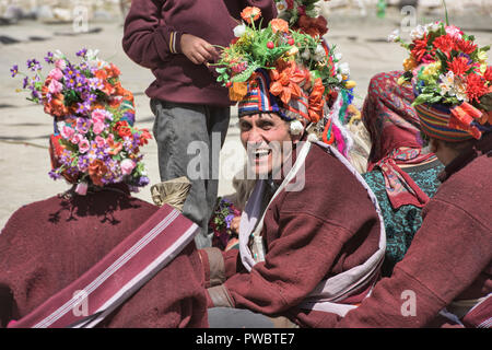 Arische (Brogpa) Männer in Tracht, Biama Dorf, Ladakh, Indien Stockfoto