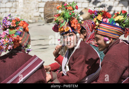 Arische (Brogpa) Männer in Tracht, Biama Dorf, Ladakh, Indien Stockfoto