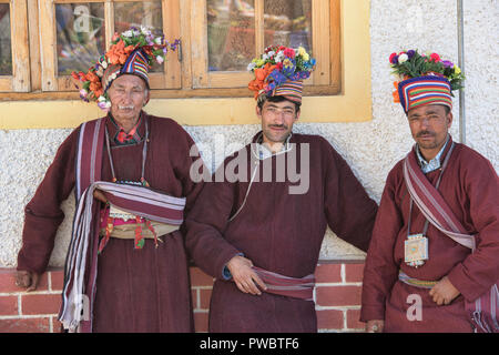 Arische (Brogpa) Männer in Tracht, Biama Dorf, Ladakh, Indien Stockfoto