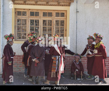 Arische (Brogpa) Männer in Tracht, Biama Dorf, Ladakh, Indien Stockfoto