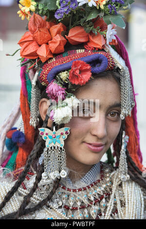 Portrait einer Arischen (Brogpa) junge Frau in traditioneller Tracht, Biama Dorf, Ladakh, Indien Stockfoto