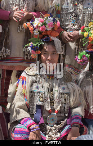 Arische (Brogpa) Frau in Tracht, Biama Dorf, Ladakh, Indien Stockfoto