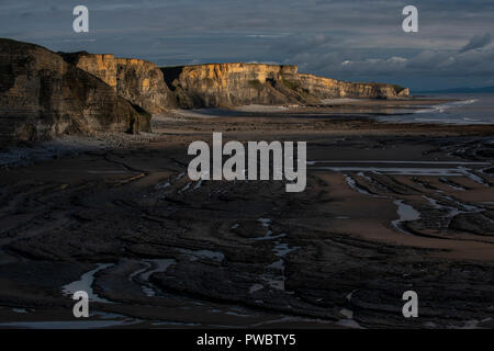 Temple Bay auf das Tal von Glamorgan Heritage Coast, South Wales. Blick nach Süden Osten entlang dem Strand und Klippen von Hexen. Stockfoto