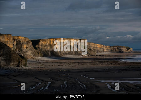 Temple Bay auf das Tal von Glamorgan Heritage Coast, South Wales. Blick nach Süden Osten entlang dem Strand und Klippen von Hexen. Stockfoto