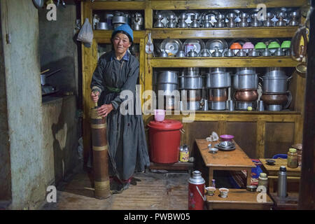 Alte Frau, die tibetischen Buttertee, Lamayuru, Ladakh, Indien Stockfoto