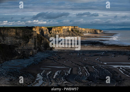 Temple Bay auf das Tal von Glamorgan Heritage Coast, South Wales. Blick nach Süden Osten entlang dem Strand und Klippen von Hexen. Stockfoto