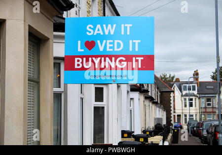 Der aw, liebte es, Kauf' verkauft Immobilienmakler Eigenschaft Zeichen außerhalb ein Reihenhaus im Roath, Cardiff Wales UK KATHY DEWITT DE WITT Stockfoto