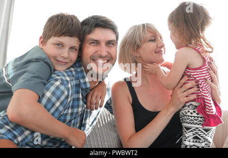 Portrait von Happy Family von vier entspannende im Sofa Stockfoto