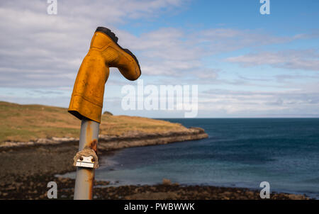 Eine gelbe Gummimanschette auf ein Metall post Säule, Isle of Skye, Schottland, Großbritannien Stockfoto