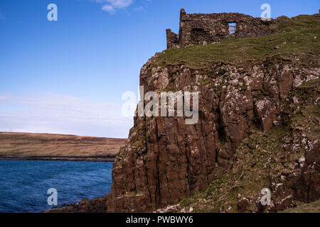 Ruinen von Duntulm Castle auf einem Felsen, steile Ufer der Ilse von Skye, Schottland, Großbritannien Stockfoto