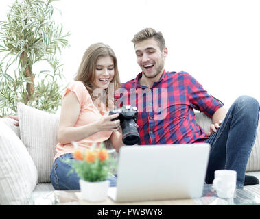 Glückliches junges paar Prüfungen Fotos auf Fotos die Kamera Stockfoto